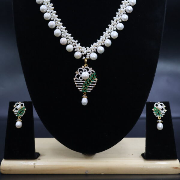 Elegant Green Emerald & Pearl Pendant Necklace - Image 5