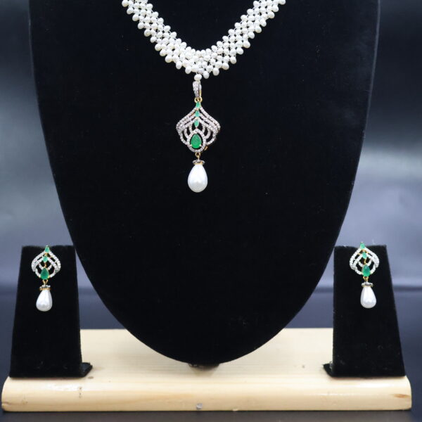 Pearl & Emerald Green Pendant Necklace - Image 4
