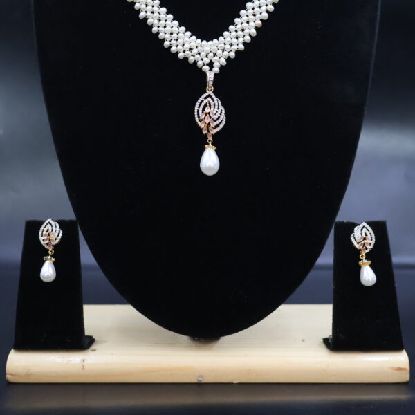 Elegant Pearl & Rose-Gold Stone Necklace Set - Image 5