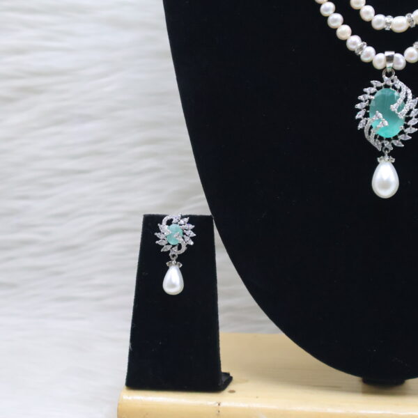 Emerald Peacock Pearl Necklace - Image 3